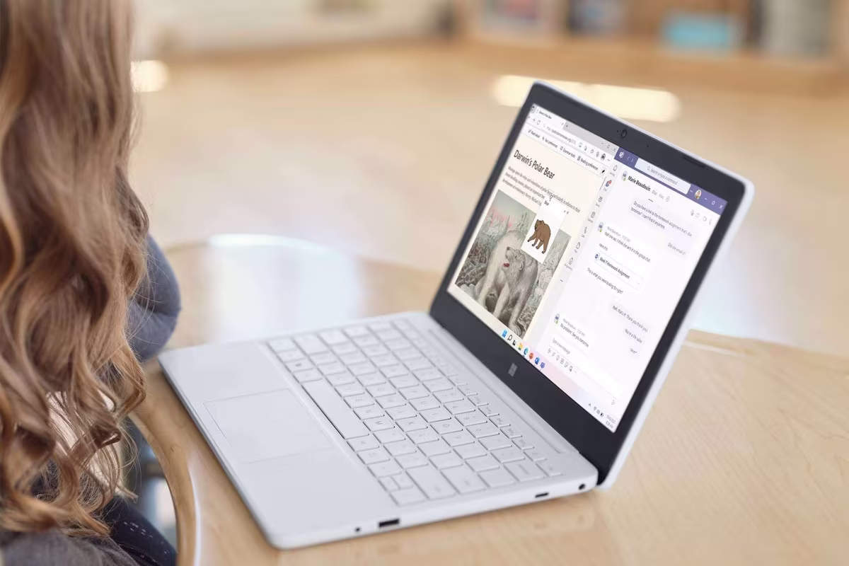 Surface Laptop SE در حال استفاده توسط دانش‌آموز